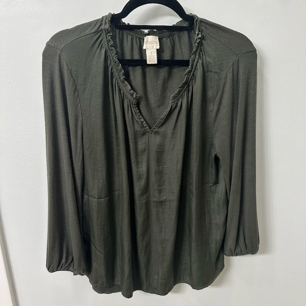 Chico’s Sz 1 (US M/L) Dark Khaki/Olive Green Ruffle Detail V Neck Top GUC